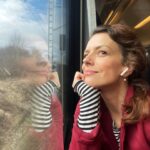 Andrea Kerestešová Instagram - Cesta je cieľ. To teda hej. Spadnúť, postaviť sa a ísť ďalej, vpred…to si ja ako pomyslná račica (čo sa často vracia späť, aby neustále rozoberala už dávno rozobrané) musím často pripomínať. Takže nech už si kdekoľvek, pozri sa pred seba a kráčaj, bež, či nechaj sa viesť. VPRED 🫶 #photooftheday #way #train #newday