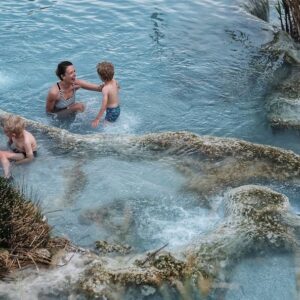 Andrea Kerestešová Instagram - Přírodní termální koupele Saturnia. Byli jsme tam 2x. Jednou přes den, tušili jsme to a potvrzujem to…přelidněno. Pro slabší povahy jako my…opravdu křest ohněm (obr. ve stories) …ale nějak jsme to dali 🙈, okusili i tuto variantu, ale k dokonalému zážitku to bylo daleko. Tak jsme to pak zkusili ještě jednou, na podvečer a bylo to mnoheeeeem příjemnější, klidnější, lidi minimálně o polovinu méně. V doporučeních taky psali boty do vody! Opravdu je to dobré, hlavně pro děti. Všude jsou dost ostré vápencové kamínky…my jsme dětem vzali #reima boty, ze @skibikids a dobře jsme udělali, jinak by jsme je asi nosili na rukou. Byl to ale se vším všudy zážitek…je to prostě výjimečné, i když dost turistické místo. Stálo to za to 🍃 voda má příjemných cca 37 stupňů a pořád teče ze skály…jako hustý. A vstup je zdarma, platí se jen parkoviště. 

#saturnia #saturniaterme #toscana