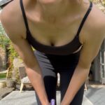 Andrea Kerestešová Instagram – Som sa Vami nechala zinfluencerovať. Začiatkom roku som sa Vás pýtala, aký by ste mi doporučili pohyb…keď sa mi nikam nechce, nemám rada skupiny, behať sa sama bojím a tak ďalej…poznáte to milión výhovoriek…a potom mi jedna z Vás napísala, že švihadlo. A tak som hľadala švihadlá a potom zase niekto napísal, že sú super chalani zo @svihej a mňa nadchli, kúpila som si švihadlo s korálkami 🤣. Samá chvála na tento projekt z každej strany a tak sa pridávám. A ďakujem, za to čo robia a že prebúdzajú k pohybu aj také bytosti ako som ja🤣 a že pomáhajú, kde je treba. 
Švihadlo je skvelé, vyjdem si len na terasu a dám si vždy pár sérii skokov, dokiaľ mi to močový mechúr dovolí 🤣. 
Treba treba posilovať. 
Ducha i telo! 

#sport #svihej #rano #vzdravomtelezdravyduch #pohyb #zdravie #skoky #motivace #inspirace #cviceni #samasebou