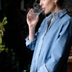 Andrea Kerestešová Instagram - Ale hej, já ju mám tiež, ALE menej viditeľnejšiu, než kedysi. Nie som žiadna aktívna športovkyňa, vyznávam taký zdravý prirodzený pohyb. Čo sa týka jedla, tiež sa snažím tak primerane. K tomu pijem veľa vody, tam si každý deň pridám kolagén The Solution od @osloskinlab . Hneď sa dostaví dobrý pocit, že moja pokožka dostala výživu. Kolagén sa z našeho tela vekom akosi vytráca a tak nie je inej možnosti než ho pravidelne doplňovať (ver, či nie, je to tak). Nie je to “zázrak”, ktorý z Vás urobí vyretušovanú a vyfiltrovanú bárbinu, ale je to veľký pomocník, ktorý pomáha telu starnúť o niečo pomalšie. Pleť je stále pružná, aj keď ju zdobia vrásky z lásky a pokožka celého tela o niečo jemnejšia a hladšia. A čo sa tej celulitídy týka…Posledná štúdia zmapovala 105 zdravých žien (vo veku 25-50 rokov) , po 6tich mesiacoch užívania The Solution, sa dostavil výsledok, v podobe naozaj pevnejšej pokožky. Výsledky a štúdiu nájdete na stránkach www.osloskinlab.cz V rámci mojej dlhodobej #spolupráce stále platí kód: ANDREA60 je to zľava na prvú objednávku. #nofilter #body #selfcare #skinfood #osloskinlab #kolagen #naturalbeauty #me