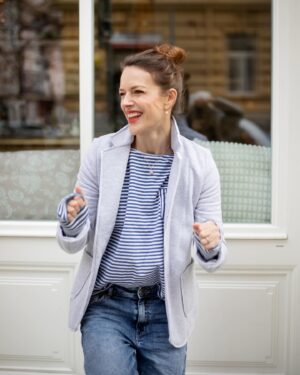 Andrea Kerestešová Instagram - Nadčasové! Model, strih aj farba 🤣. Máme novú farbu #nARuby sáčka. Na jaro jak (doslova) ušitý. Najdete na @tedyscz 
Foto by moje milá a mega rychlá @nikolaramesova