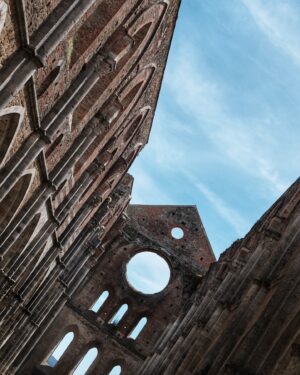 Andrea Kerestešová Instagram - Magické opatství San Galgano, 13.století, dětem připomínalo rozpadlé Bradavice. Stojí za to! Před 8mi lety romantika u západu slunce, dnes dost náročný rodičovský trip za historickou památkou 🤣
Co by člověk pro vzdělání svých dětí neudělal 😜

#history #familytrip