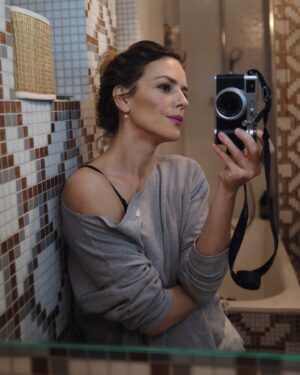 Andrea Kerestešová Instagram - Zase som si dopriala trochu samoty. Je pre mňa dôležitá. A učím sa, vnímať ju bez tých povestných “výčitok” , čo má skoro každá matka.  Asi taký program v sebe máme, od našich mám a naše mamy od svojich mám, ktoré sa tzv. obetovali. Ale čo keď, naše deti a muži už nechcú obetu? Tu drsnú, kde sa celá odovzdáte až na dreň. Čo keď chcú LEN mamu a ženu, ktorá bude tou najlepšou, pretože je v pohode. Pretože vie, čo potrebuje a nebojí sa to povedať nahlas. A pretože má tak super muža a deti, čo to chápu (minimálne sa snažia) a povedia: “no jasně mami, vidíme se zítra. Pusu a běž…”
…poodstúpiť, snívať, zadepkovať si, pozerať z okna, prechádzať sa, mlčať, rozmaznávať sa, niečo si pekného kúpiť, pokecat s kámoškou, popracovať, zamknúť sa, dať si jedlo v posteli…nechať doznieť myšlienku…čokoľvek. 
Je veľmi veľa mám…ktoré buď nemôžu, lebo im to nikto neumožní (preto to povedzte nahlas, niekoľkokrát a dostatočne jasne, nikto totiž nevidí do vašej hlavy) alebo mamy, ktoré to nedokážu, lebo majú ten blbý pocit…že je to zlyhanie…ALE…stáva sa, že je neskoro a padnú za rodinu, či utečú. Bezo slova. Lebo už nemôžu. A to potom bolí všetkých. Buďme k sebe tolerantný, my veľký to totož učíme malých. Nie tým, čo im hovoríme, ale tým, čo robíme. 
Doprajme si, keď je vhodná chvíľa to, čo potrebujete 🫶

#selfie #photooftheday #mother #woman #alone #selfcare