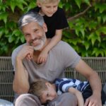 Andrea Kerestešová Instagram - Nič nie je dôležitejšie. Za nič na svete by som nemenila. Nič lepšie sa mi v živote nepodarilo, ako toto. Nič viac vlastne nie je potreba. (Ale neurazím sa keď to príde 😜) Mám všetko. Ďakujem. A naďalej prosím. Nepopieram, že sú dni, keď chcem akútne odísť na severný pól. Ale ja bytostne neznášam zimu 🤣 a oni to veľmi dobre vedia 🫶 #milujem a #ďakujem @mikolasruzicka