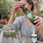 Andrea Kerestešová Instagram - BIO květinové vody od @purityvision jsou produktem, který využijete nejen v teplých dnech jako voňavé osvěžení, ale taky ve své kosmetické rutině (třeba jako tonikum, nebo hydrataci před použitím olejíčků) , nebo dokonce v kuchyni. Jejich obsah je totiž tak čistý, že si je můžete přilít do čaje, či limonády. Květy jsou ručně sbírané v duchu #fairtrade a pak zpracované tradiční dvojitou parní destilací (na 1l vody je použité 1kg květů) , to ručí za vysokou kvalitu květinových vod. A protože je dnes 🌍 Den země, tak #purityvision dává na svém eshopu slevu 15% (platí do pátku 26.4.) KÓD: denzeme15 Najdete tam různe druhy. Na léto je úžasná voda mátová, chladí a stahuje rozšířené póry, takže tu už mám nachystanou 🤗, nejvíc voňavá záležitost, hlavně na večerní zklidnění je neroli. Jukněte na eshop, je tam toho víc .
