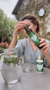 Andrea Kerestešová Instagram - BIO květinové vody od @purityvision jsou produktem, který využijete nejen v teplých dnech jako voňavé osvěžení, ale taky ve své kosmetické rutině (třeba jako tonikum, nebo hydrataci před použitím olejíčků) , nebo dokonce v kuchyni. Jejich obsah je totiž tak čistý, že si je můžete přilít do čaje, či limonády. Květy jsou ručně sbírané v duchu #fairtrade a pak zpracované tradiční dvojitou parní destilací (na 1l vody je použité 1kg květů) , to ručí za vysokou kvalitu květinových vod. A protože je dnes 🌍 Den země, tak #purityvision dává na svém eshopu slevu 15% (platí do pátku 26.4.) KÓD: denzeme15 Najdete tam různe druhy. Na léto je úžasná voda mátová, chladí a stahuje rozšířené póry, takže tu už mám nachystanou 🤗, nejvíc voňavá záležitost, hlavně na večerní zklidnění je neroli. Jukněte na eshop, je tam toho víc .