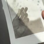 Andrea Kerestešová Instagram - Platinotypie je jedna z nejstarších fotografických technik. Je řazená mezi ušlechtilé tisky a označuje se za nejtrvalejší techniku. Vydrží i 100-ky let. Jen tak nevybledne. Je to ruční práce, která si vyžaduje víc, než jen štipku trpělivosti. Nevybrala jsem si zrovna nejjednoduchší, ani nejlevnejší techniku…ale já nikdy nerazila cestu bez překážek. Ty jsou totiž mojí největší motivací. #platinotypie #fotografie #foto #technika #symbol #ulita #domov #krehkost #samasebou #platinotype #platinotypeprocess