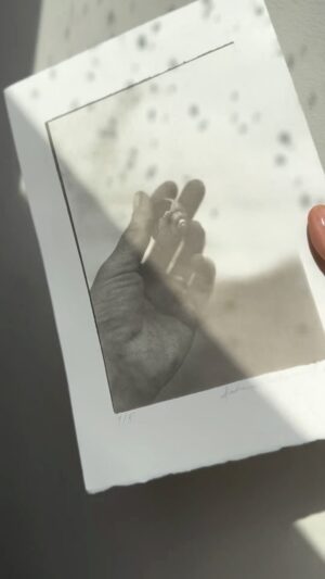 Andrea Kerestešová Instagram - Platinotypie je jedna z nejstarších fotografických technik. Je řazená mezi ušlechtilé tisky a označuje se za nejtrvalejší techniku. Vydrží i 100-ky let. Jen tak nevybledne. Je to ruční práce, která si vyžaduje víc, než jen štipku trpělivosti. Nevybrala jsem si zrovna nejjednoduchší, ani nejlevnejší techniku…ale já nikdy nerazila cestu bez překážek. Ty jsou totiž mojí největší motivací. 

#platinotypie #fotografie #foto #technika #symbol #ulita #domov #krehkost #samasebou #platinotype #platinotypeprocess