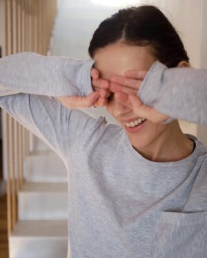 Andrea Kerestešová Instagram - Tyto “dlouhoprsťákové” oversize trička tahám horem dolem, fakt si myslím, že se povedly! Skvěle se nosí, jsou připjemné na tělo, šecko vydrží a ke všemu se hodí. Tak jsme přidaly ještě důležitou, všestrannou a velmi oblíbenou šedou. Je to tzv.šedý melír, který je nadčasový a lze s ním vykouzlit i #nARuby elegantní styl. Takový co mám fakt ráda…Právě přidáno na eshopu @tedyscz 🤗

#limitovanaedice #tvorivaspoluprace #spoluprace  #autorskatvorba #lokalni #madeinczechoslovakia #slowfashion #fashion #team #tedyscz #oversize