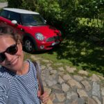 Andrea Kerestešová Instagram - Vidíte aká som spotená na čele? 🤣 to som vždy, keď došoférujem 😂. Ale je to lepšie hej. O niečo lepšie. Žehnám sa pred aj po. Moj stareček minikupřík je najlepší parťak. Klasika. Keď je škrábanec neriešim. Motor dobre počujem. Manuál je vlastně boží. Stierače stierajú. Svetlá svietia. Všetko v poriadku. Keď zbadám oproti (mojej skoro jedinej) trase domov-škôlka, trakror, či iné pohybujúce sa vozidlo, srnu, mačku, psa, bažanta, či nebodaj čistého človeka…kortizol (stresový hormón rozumej) mám na maxime, ale už nepanikarím 🙏. Ako takto, najradšem mám, keď šoféruje môj muž a ja sa veziem ako cárovna…ale hlásim, že v prípadoch jeho neprítomnosti zvládam! 💪🏻💪🏻💪🏻 #powerwoman 😂😂😂