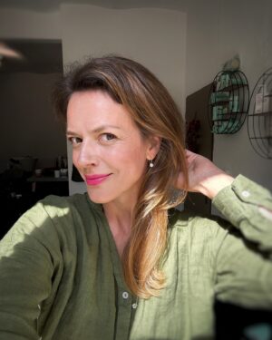 Andrea Kerestešová Instagram - My ženy to proste potřebujeme. Rozmaznávať sa 🥰. 
Užila som si skvelých 24 hodín pre seba a svoje povrchné svetské holčičí radosti. 
Sú to totiž milosti 🙏

#zena #sebepece #krasa #kadernik #kosmetika #masaz #jidlo #cas #spanek #den #radost #milost