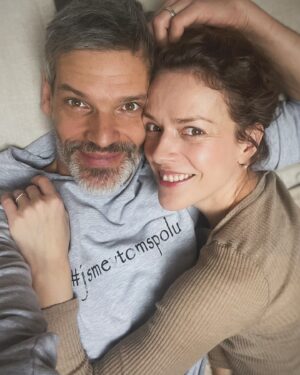 Andrea Kerestešová Instagram - …spolu (jako nejlepší přátelé, kritici, milenci, manželé, rodiče…) na plný úvazek, v dobrých i těch horších dnech. 
Je to dar. 
Díky Ti Bože. 🫶
…že tak dobrého muže mám
 @mikolasruzicka

#photooftheday