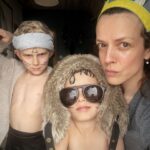 Andrea Kerestešová Instagram - Našli jsme společnou řeč. Jsme ačuča-pačuča-chymalem-ale-kito-tito-mňau kmen. Tančíme kolem ohně, bubnujem, hulákame a dostávame sa tak do tranzu 🤣 zen. Spojujem všechno a všechny. 🤣 umíme se bránit před nepřítelem i přijímat nové členy s čistými úmysly. Jsme česko-slovenský indiáni 🥳 #family🫶
