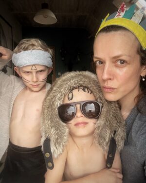 Andrea Kerestešová Instagram - Našli jsme společnou řeč. 
Jsme ačuča-pačuča-chymalem-ale-kito-tito-mňau kmen. Tančíme kolem ohně, bubnujem, hulákame a dostávame sa tak do tranzu 🤣 zen. Spojujem všechno a všechny. 🤣 umíme se bránit před nepřítelem i přijímat nové členy s čistými úmysly. Jsme česko-slovenský indiáni 🥳

#family🫶