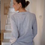 Andrea Kerestešová Instagram - Tyto “dlouhoprsťákové” oversize trička tahám horem dolem, fakt si myslím, že se povedly! Skvěle se nosí, jsou připjemné na tělo, šecko vydrží a ke všemu se hodí. Tak jsme přidaly ještě důležitou, všestrannou a velmi oblíbenou šedou. Je to tzv.šedý melír, který je nadčasový a lze s ním vykouzlit i #nARuby elegantní styl. Takový co mám fakt ráda…Právě přidáno na eshopu @tedyscz 🤗 #limitovanaedice #tvorivaspoluprace #spoluprace #autorskatvorba #lokalni #madeinczechoslovakia #slowfashion #fashion #team #tedyscz #oversize