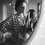 Andrea Kerestešová Instagram - Viete ako vyzerám, keď sa neusmievam? Nejak takto. Normálne, povolene, bez snaženia sa. Bez pózy. Takto vlastne vyzerám, keď odpočívam 🤣. Takže aj keď sa na prvý pohľad možno zdá, že som smutná, naštvaná, unavená…nie som. Proste takto iba SOM. No a zároveň ma napadá taká úvaha…posledné dni. Je o starnutí a celkovo pohľade na ženy, čo plynú v čase. Tak čítaj, keď chceš. Vedú sa rôzne debaty, že neviem, jedna žena chce starnúť prirodzene, pomáha si všetkým možným od stravy, doplnkov stravy, pohybu, masáži atd. , lebo to pomáha aj zdraviu, ale aj keby živú vodu pila…BUDE starnúť, síce pomalšie, prirodzenejšie…ale predsa…a tak na ňu ukážu prstom a povedia…”Aha, kukajte, vôbec to nefunguje, veď má vrásky. Hľa! Aj koža jej pomaly visí…ona starne, chacha tak jej treba. Si myslela, že keď bude piť kolageny a iné vymoženosti, že bude nesmrteľná. “ A potom ďalšia…tá prostě už vyskúšala všetko…živí ju jej tvár a telo a ľudia, čo ju obdivujú a ide do tvrdších metod…botoxy, liftingy a pod. (Pozn. Nesúdim, nehodnotím…je to len úvaha) a tiež na ňu ukážu prstom a smeje sa ľud. A je terčom ohovárania, že má pusu ako kačer, že sa dokaličila, že už to nie je ona…že je taká, či hentaká…že nevie starnúť. A tak ďalej…” A potom je aj taká žena, čo sa oen na toto všetko prizerá a chrúme u toho slaný chips. A ja sa pýtam…keď stretnete akúkoľvek ženu, čo už nie je mladica…poviete jej, že je krásna? Že tie vrásky jej pristanú? Že tie kruhy pod očami, z toho jak sa roky nevyspala, lebo žila pre svoje deti…sú cool? Že to, že má povisnuté prsia čo odkojili životy a zadok, je in? Povedali ste svojej kamarátke, manželke, mame, babke, susede…si krásna žena, aj keď si stará žena??? Nie je to celé náhodou o nás? O spoločnosti? O tom, aké máme hodnoty a ako vidíme svet? Nie je to náhodou, len nepochopenie starnutia? Nie je to len hlúposť človeka? Veď zostarnúť je dar. Dar života…lebo sme nezomreli, mladí. 🤍 #domnievamsa že krásna si.