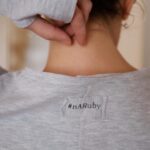 Andrea Kerestešová Instagram - Tyto “dlouhoprsťákové” oversize trička tahám horem dolem, fakt si myslím, že se povedly! Skvěle se nosí, jsou připjemné na tělo, šecko vydrží a ke všemu se hodí. Tak jsme přidaly ještě důležitou, všestrannou a velmi oblíbenou šedou. Je to tzv.šedý melír, který je nadčasový a lze s ním vykouzlit i #nARuby elegantní styl. Takový co mám fakt ráda…Právě přidáno na eshopu @tedyscz 🤗 #limitovanaedice #tvorivaspoluprace #spoluprace #autorskatvorba #lokalni #madeinczechoslovakia #slowfashion #fashion #team #tedyscz #oversize