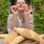 Andrea Kerestešová Instagram - Nejsou ani zdaleka dokonalé, ale jsou Boží. A moje radostné emoce chci sdílet s Vámi. Děkuju za všechny rady a recepty, co jste mi naposílali. V té lidské obyčejnosti jsme si vlastně nejblíž. #domnievamsa 🤍 Výživné domáce rohlíčky a chlebík k tomu. Taký dětský s hodnotnými ingredienci, protože pohankový a kváskový žitný, malým jazýčkům moc nešmakoval. Mám radost. Děti už ochutnali a chutná jim 🤩🥳 Už nic víc se mi dnes nemusí povést. Jsem naplněná 🤣 Recept: 500 g múky (ja som dala pšeničnej 350 a zbytok špaldovej…v bio kvalite, ale záleží kto ako to chce) 330 ml vlažnej vody 1/2 droždia čerstvého (vždy si skontrolujte dátum spotreby 😆) 1 lyžica cukru (ja som dala med) 1 lyžička soli 1 lyžica tuku maslo/olej/či čo máte 😀 Droždie, cukor a vlažná voda, pomiešať nechať trochu postáť, nech kvasinky majú priestor na množenie. Potom primiešať zbytok a robotom alebo ručne miesiť a miesiť, než sa cesto nezačne oddeľovať od misky, potom som nechala tak pol hod. kynúť, a potom už tvarovať rožky, kaiserky či čo Vás napadne :-) zase trochu nechať nakynúť a šup do vyhriatej růry. A pečiem tak cca 20 min. Tak od oka. Vždy ich pozorujem, je to #meditácia 🤣 Osobné díky @robert.vano.official za cenné rady a jasné pokyny… Recept skoro identický s @lida_rasilovova a @kopretinaa1 , ste lásky…dôkaz, že tie najlepšie veci sú jednoduché 🫶