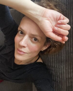 Andrea Kerestešová Instagram - Babička a děda vzali děti na prechádzku. To je ten najluxusnejší dar, aký môže rodič od staršieho rodiča dostať. Pomoc. Pochopenie. To že vy dostanete priestor upratovať, variť, tvoriť v tichu…Či písať tento post a počuť pri tom praskanie ohňa v kozube. Jedno africké príslovie hovorí: “K výchove dieťaťa je potreba celá dedina. “ A tak to je. Dobrý život nie je o tom zvládnuť všetko sama. Dobrý život je treba žiť v spolupráci s blízkymi. Aj keď to majú možno  inak…o to lepšie…lebo o to farebnejší svet môžu děťom ukázať. 

#ďakujem