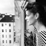 Andrea Kerestešová Instagram - “Ako aktívna kresťanka…si teda ten ples v období pôstu mohla odpustiť, radostné tancovanie a veselenie, to snáď ani nemyslí vážne…A henten, ten furt jedáva mäso, aj piatky. A hentá zase, to si nevidela? Minule mala na storíčku jak pije víno…a támtá, tá zase…” Je toho toľko zlého a hriešneho, čo vidíme na druhých…ani ja nie som výnimkou, tiež hodnotím, aj keď nemusím. Tak rada by som sa toho raz zbavila nadobro, lebo je to pre dobro. Keby sme prestali ukazovať prstom a radšej sa pozreli do svojho srdca. Sami v sebe našli skulinku, ktorú behom pôstu (či mimo neho) otvoríme, dôkladne preskúmame a vyčistíme, aby bola bez tiaže toho zlého, čo si tam tak hovie. Lebo len to svoje, to naše je v našich rukách…len to môžme meniť a formovať…len to čo v nás býva, je naše doma. A tak, aj keď som v iných očiach možno hriešna, lebo som tancovala, smiala sa, radovala, experimentovala a netrpela…podľa predpisov, cítim, že viac urobím dobra, keď budem pracovať na tom, aby som nesúdila, lebo ani ja nechcem byť súdená 🫶 #domnievamsa