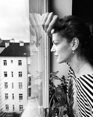 Andrea Kerestešová Instagram - “Ako aktívna kresťanka…si teda ten ples v období pôstu mohla odpustiť, radostné tancovanie a veselenie, to snáď ani nemyslí vážne…A henten, ten furt jedáva mäso, aj piatky. A hentá zase, to si nevidela? Minule mala na storíčku jak pije víno…a támtá, tá zase…”
Je toho toľko zlého a hriešneho, čo vidíme na druhých…ani ja nie som výnimkou, tiež hodnotím, aj keď nemusím. Tak rada by som sa toho raz zbavila nadobro, lebo je to pre dobro. Keby sme prestali ukazovať prstom a radšej sa pozreli do svojho srdca. Sami v sebe našli skulinku, ktorú behom pôstu (či mimo neho) otvoríme, dôkladne preskúmame a vyčistíme, aby bola bez tiaže toho zlého, čo si tam tak hovie. Lebo len to svoje, to naše je v našich rukách…len to môžme meniť a formovať…len to čo v nás býva, je naše doma. A tak, aj keď som v iných očiach možno hriešna, lebo som tancovala, smiala sa, radovala, experimentovala a netrpela…podľa predpisov, cítim, že viac urobím dobra, keď budem pracovať na tom, aby som nesúdila, lebo ani ja nechcem byť súdená 🫶

#domnievamsa