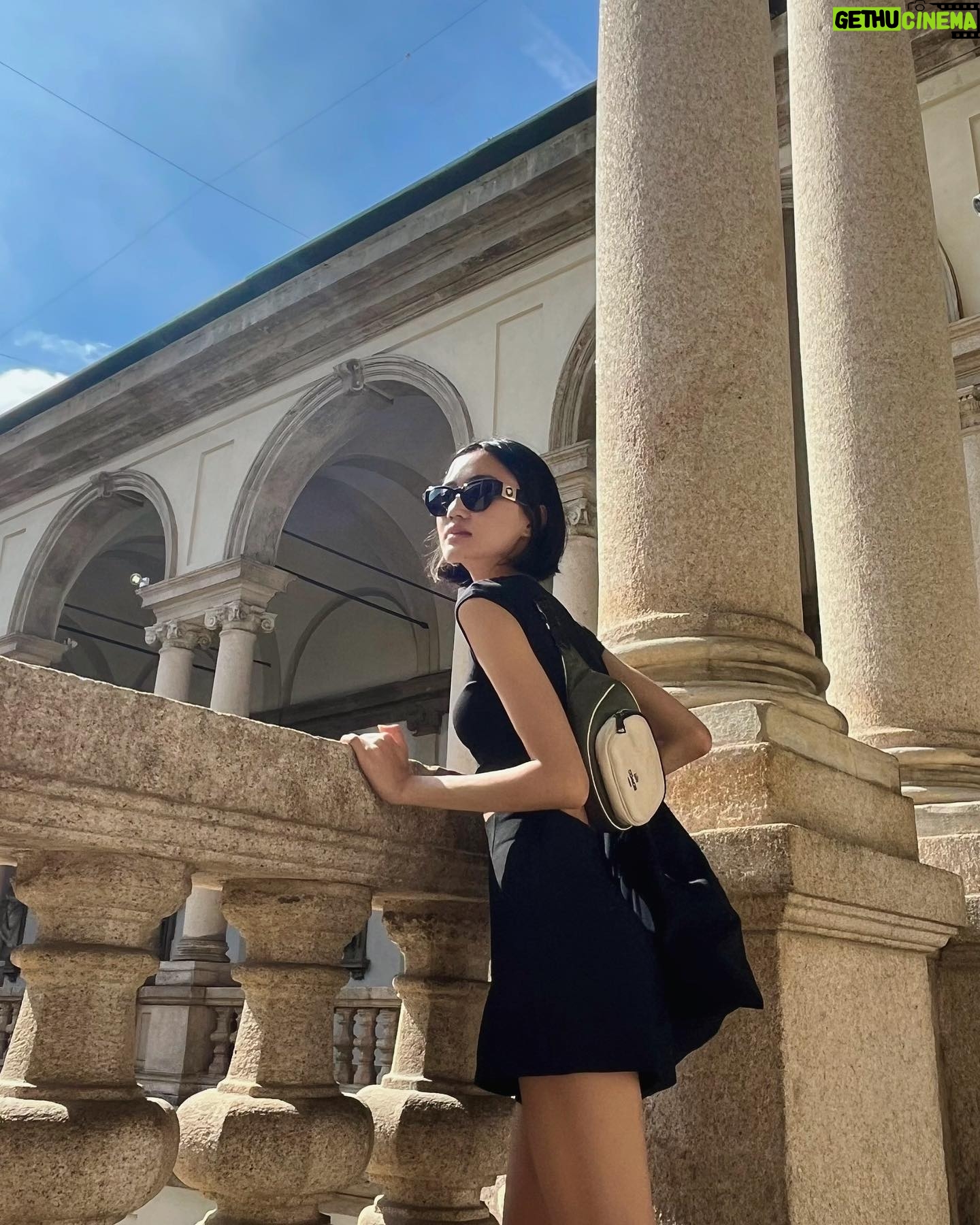 Andrea Kevichusa Instagram - Sunny days (are over).🦦🦦