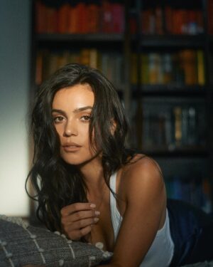 Andrea Londo Instagram - lentamente —— 📸 @thecoconutyam