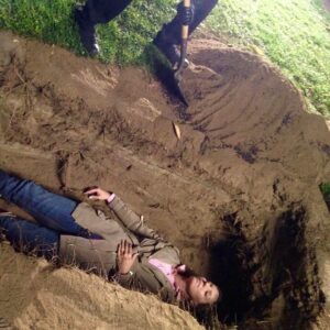 Andrea Parker Instagram - Hi Pretties! I hope you'll join me on Twitter ( @theandreaparker ) during tonight's very special episode - #MrsD will be live tweeting from beyond the grave! And, we'll finally find out #WhoKilledMrsD which means I can finally start sharing all of my #bts photos! #PrettyLittleLiars