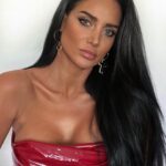 Andrea Pomeje Instagram – BÝT SÁM SEBOU BEZ STRACHU? 🫵🏼
… vubec když se nad tím zamýšlím, je v téhle době hrozně těžké být SÁM SEBOU a uhájit si vlastní identitu před naším okolím! 🙆🏻‍♀️ Odhodit masky, které jsou nasazený ve vrstvách našich programů a vzorců. 🎭 Je to proces.. cesta… která není vůbec easy! Vůbec se dopídit, v tomto dnešním světě, kde se každý snaží nějakým tlakem z vás vytvořit někoho jiného k tomu, že zkrátka budete v každé chvili vaseho zivota, za každých okolností, absolutně autentičtí, je zkrátka extrémně těžký! 

I přes to, že žijeme teď v době, kdy se některé tabu lámou, pořád je kolem nás spousty lidí, kteří nesnesou ODLIŠNOSTI! ⚠️ Nesnesou výjimky z jejich standardních představ, jak má například vypadat pohledný člověk, chytrý člověk, co má mít takový člověk za vzdělání, aby byl brán jako inteligentní, co je to dobrá minulost nebo ta špatná stejně tak vychování a slušnost –  tyto lidé mají nějaké své představy, které jsou ohraničeny mantinely a přes ty se nehodlají a vlastně ani neumí přenést. 🚷 A právě tahle toxická skupina lidí vás dokáže svými názory srazit na kolena, když to nečekáte! NEJVIC TO DELAJI LIDE, KTERI PRAVE NEDOKAZOU BYT SAMI SEBOU VŮBEC!!! Oni s tím mají největší problém a proto se snaží místo sebe řešit ty ostatní! ‼️

Moc se mi líbilo přirovnání Bary Englišové ohledně hudby: 
“Když slyšíte někde hrát hudbu, která se vám nelíbí, buď jí vypnete, přeladíte, nebo to prostě vydržíte, ale nezlobíte se na své uši, že to slyší! Otazka je, proč to tedy děláme s těmito lidmi opačně?! A proč když se snaží takto neprospěšně atakovat naš zivot, tak my vlastně tu chybu většinou hledáme u sebe. Oni napadají naší identitu a místo abychom viděli, že chyba je v tom co oni vysílají, tak jí hledáme na vlastním přijímači!” 📻 

Pojďme se naučit nebrat si jejich omezenost jako něco co se nás týka, otočte se k těmto lidem zády, protože zcela upřímně i kdyby jste dělali vše tak jak si oni přeji, po čase si zase najdou něco co jim na vás vadí, nebudou vás mít radši a nebudou si vás víc vážit! NIKDY se nezavděčíte člověku, který nedokáže tu svou masku sundat! 🤡Nebojte se žít tak jak cítíte, protože čas který ztrácíte je to nejcennější co máte!⏳👉🏼⌛️