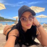 Andrea Pomeje Instagram - …BODRUM 🇹🇷 Intenzivních 7 dni v Turecku a to jsme mimo rezort byli jen jednou 😁 Je to neskutečný, že už vlastně ani nikam nemusíte a všechno je na jednom místě! Několik druhu restauraci, večerní program, zábava pro děti, krámky… oddělenou pláž 16 velmi cením… 😅 Nee, nebyla jsem tam! 🙃 Nejlepší nápad byl půjčit si auto a vyjet se podívat mezi místní.. máme to rádi! 🙇🏻‍♀️ tak se pozná jací lidé v té zemi jsou… Bodrum je nádherný a od hotelu cca 20min. 🏰 Můžete si lodi i zajet na řecký Kos což je taky cca půl hodina! 🏝️ už mate naplánovanou dovolenou na léto? Kde to mate nejradši? ✈️ @ckbluestyle #cestujemesbluestylem