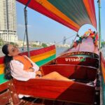 Andrea Pomeje Instagram – ~ 4dny v BANGKOKU 🇹🇭 Úplně jiný vesmír ✨ čas tu utíká rychle…  tolik vjemů, tolik nových emocí, vůní, barev, zvuků… bída a přepych jako siamská dvojčata 🫂 Lidi jsou tu různí, ale jedno mají společné 👉🏼 jde z nich zvláštní klid! 🧘🏻‍♀️ Z celé 8 milionové metropole cítím klid, přestože se muže zdát Bangkok na první pohled jedna velká divočina 💃🏻🌪️🛺! Turistické fluidum! Já tu cítím převahu lidské energie, která je mi blízká! 🤍 Přátelské ohleduplné duše s absencí materialismu, život berou jak je a nebojí se ho oslavovat!💫 

Bez Bangkoku by nebylo Thajsko – Thajskem!!! 🇹🇭🏢🌴🛺💃🏻 🎡 

ขอบคุณ
🙏🏻