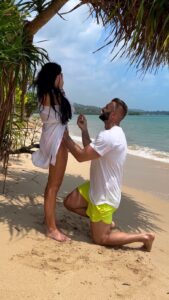 Andrea Pomeje Instagram - …💍🥹🤍 ~ 6.3.2023 ~ Celé čtyři dny přemýšlím co k tomuhle videu sem napsat, a vždycky to skončí tím, že bulim 🫣🥲 Já to vůbec nečekala, vůbec!!! Věděla jsem, ze spolu už zůstaneme a že někdy na svatbu čas přijde, ale že to Péťa takhle naplánoval mě fakt ani myšlenkou nenapadlo! 🤭 Od příjezdu na Samui mi každý den říkal, že si chce jet někam udělat společné fotky, já samozřejmě zpruzelá, a tak jsem to furt odkladala! 🙃 V pondělí byl jediný den, kdy jsme oba byli relativně v pohodě (tím myslím bez nějakých větších zranění a nevolností jak tomu bylo od začátku). Sedli jsme na motorku a jeli.. na blind.. hledat nějakou pláž, kde nikdo nebude! 🏝️ Najednou se nám vynořilo tohle místo… neskutečně nádherný! Nikde nikdo! ✨ Nafotili jsme několik fotek (které už jsem sem postupně nahazela) a pak mi Peta říká, ze chce ještě jednu na stojáka… a ja s milionem keců, že to je debilní pořad takhle stát vedle sebe, nakonec souhlasila.. on ale nastavil místo fotaku video a zbytek uz mám v mlze!! 😭🤍 Stali jsme tam asi 15min. 🫂 Vůbec bych neřekla, ze budu cítit tolik emocí! Ještě furt tu jsou! 💫 A taky bych vůbec neřekla, že by šel náš vztah ještě prohloubit, ale proste jo, je to jiný.. je to zase o něco intenzivnější.. ❤️‍🔥 Budeme úplná rodina. PS: “…jo a řekla jsem ANO!” 😁✨
