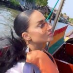 Andrea Pomeje Instagram – ~ 4dny v BANGKOKU 🇹🇭 Úplně jiný vesmír ✨ čas tu utíká rychle…  tolik vjemů, tolik nových emocí, vůní, barev, zvuků… bída a přepych jako siamská dvojčata 🫂 Lidi jsou tu různí, ale jedno mají společné 👉🏼 jde z nich zvláštní klid! 🧘🏻‍♀️ Z celé 8 milionové metropole cítím klid, přestože se muže zdát Bangkok na první pohled jedna velká divočina 💃🏻🌪️🛺! Turistické fluidum! Já tu cítím převahu lidské energie, která je mi blízká! 🤍 Přátelské ohleduplné duše s absencí materialismu, život berou jak je a nebojí se ho oslavovat!💫 

Bez Bangkoku by nebylo Thajsko – Thajskem!!! 🇹🇭🏢🌴🛺💃🏻 🎡 

ขอบคุณ
🙏🏻