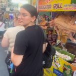 Andrea Pomeje Instagram – ~ 4dny v BANGKOKU 🇹🇭 Úplně jiný vesmír ✨ čas tu utíká rychle…  tolik vjemů, tolik nových emocí, vůní, barev, zvuků… bída a přepych jako siamská dvojčata 🫂 Lidi jsou tu různí, ale jedno mají společné 👉🏼 jde z nich zvláštní klid! 🧘🏻‍♀️ Z celé 8 milionové metropole cítím klid, přestože se muže zdát Bangkok na první pohled jedna velká divočina 💃🏻🌪️🛺! Turistické fluidum! Já tu cítím převahu lidské energie, která je mi blízká! 🤍 Přátelské ohleduplné duše s absencí materialismu, život berou jak je a nebojí se ho oslavovat!💫 

Bez Bangkoku by nebylo Thajsko – Thajskem!!! 🇹🇭🏢🌴🛺💃🏻 🎡 

ขอบคุณ
🙏🏻