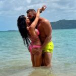 Andrea Pomeje Instagram – …strašně mě pobavil jeden pán, který mi psal pod společnou fotku s Petou, ze to působí jako strojena momentka 😁 

ANO, vystihl to!! 😀 ..je to sakra složitý se takhle vyfotit, ještě když mate celkem slabou trpělivost 🫣 postavíte stojanek, telefon nastavite na samospoušť (tudíž jeden stojí a čeká, druhy zmackne a běží), v hlavě počítáte do deseti a při tom se snažíte nějak tvářit! 😂 
Místo jedné fotky se nám udělalo video a vlastně to je k tomu všemu co tu popisuju úplně výstižný! 🤪 

Při poslední fotce stojanek smetla vlna a telefon se ztratil v moři! 🤭 Tudíž mohu potvrdit, ze IPhone 13Pro je vodeodolny! 👌🏽