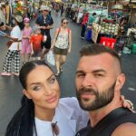 Andrea Pomeje Instagram – ~ 4dny v BANGKOKU 🇹🇭 Úplně jiný vesmír ✨ čas tu utíká rychle…  tolik vjemů, tolik nových emocí, vůní, barev, zvuků… bída a přepych jako siamská dvojčata 🫂 Lidi jsou tu různí, ale jedno mají společné 👉🏼 jde z nich zvláštní klid! 🧘🏻‍♀️ Z celé 8 milionové metropole cítím klid, přestože se muže zdát Bangkok na první pohled jedna velká divočina 💃🏻🌪️🛺! Turistické fluidum! Já tu cítím převahu lidské energie, která je mi blízká! 🤍 Přátelské ohleduplné duše s absencí materialismu, život berou jak je a nebojí se ho oslavovat!💫 

Bez Bangkoku by nebylo Thajsko – Thajskem!!! 🇹🇭🏢🌴🛺💃🏻 🎡 

ขอบคุณ
🙏🏻