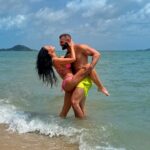 Andrea Pomeje Instagram – …strašně mě pobavil jeden pán, který mi psal pod společnou fotku s Petou, ze to působí jako strojena momentka 😁 

ANO, vystihl to!! 😀 ..je to sakra složitý se takhle vyfotit, ještě když mate celkem slabou trpělivost 🫣 postavíte stojanek, telefon nastavite na samospoušť (tudíž jeden stojí a čeká, druhy zmackne a běží), v hlavě počítáte do deseti a při tom se snažíte nějak tvářit! 😂 
Místo jedné fotky se nám udělalo video a vlastně to je k tomu všemu co tu popisuju úplně výstižný! 🤪 

Při poslední fotce stojanek smetla vlna a telefon se ztratil v moři! 🤭 Tudíž mohu potvrdit, ze IPhone 13Pro je vodeodolny! 👌🏽