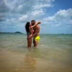 Andrea Pomeje Instagram – …strašně mě pobavil jeden pán, který mi psal pod společnou fotku s Petou, ze to působí jako strojena momentka 😁 

ANO, vystihl to!! 😀 ..je to sakra složitý se takhle vyfotit, ještě když mate celkem slabou trpělivost 🫣 postavíte stojanek, telefon nastavite na samospoušť (tudíž jeden stojí a čeká, druhy zmackne a běží), v hlavě počítáte do deseti a při tom se snažíte nějak tvářit! 😂 
Místo jedné fotky se nám udělalo video a vlastně to je k tomu všemu co tu popisuju úplně výstižný! 🤪 

Při poslední fotce stojanek smetla vlna a telefon se ztratil v moři! 🤭 Tudíž mohu potvrdit, ze IPhone 13Pro je vodeodolny! 👌🏽