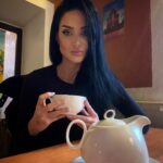 Andrea Pomeje Instagram - ...kdo by to byl řekl, že moje nejlepší investice do sebe bude TERAPIE… 🧏🏻‍♀️ Když jsem se před rokem poprvé objednávala, bála jsem se, že budu vypadat jako slabý člověk, který nezvládá určitou životní situaci - prostě jako pacient! 🚑 Teď zpětně, když se ohlédnu, je to jedna z věcí za kterou jsem na sebe pyšná. 🙇🏻‍♀️ Naopak jsem v sobě našla velkou sílu a lásku pro sebe něco udělat... pamatuju si, jak už po první konzultaci mě zalil takový osvobozující pocit, že to je začátek konce toho roky dlouhého psychického napětí. 🤯 Zastávala jsem předtím myšlenku, že všechno bolavé časem zmizí - jen to vydržet - tolik ztraceného času čekáním úplně zbytečně, protože to stejně ve vás zůstane a jen se na to budou nabalovat další a další věci… 🎒 Nebudu lhát, že je to lehké se muset vrátit a otevřít ty starý rány.. je to práce! Ale můžu vám z vlastní zkušenosti zaručit, že až tehdy se TO, co vám dost možná ovlivňovalo (třeba i nevědomě) vaše chování, vztahy, prostě celý život, ROZPLYNE! 💫 A každý další ve vás vyřešený nebo jen pochopený problém povede k růstu - budete silnější a strasne moc se o sobe naučíte .... jako třeba vidět svojí hodnotu! 🤲🏻 Protože jakmile objevíte svou hodnotu přestanete věnovat svůj drahocenný čas lidem, kteří jí nevidí! ⚠️ Každý kdo se touto cestou vydá má moji hlubokou úctu a respekt! 💪🏻🤍