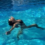 Andrea Pomeje Instagram - KYPR 🇨🇾 nebudu mluvit o zemi, protože trávíme veškerý čas v resortu, ale přesně tak jsme to chtěli! 🧘🏻‍♀️ Nebudu lhát, první dva dny jsme si říkali jestli to zvládneme jen odpočívat! 🫣 Jsme zvykli na takovou tu volnost a neustálou akci.. 🛵 ALE MÁ TO SAKRA NĚCO DO SEBE! 🙏🏼 Jsem rada, že jsem dala na doporučení @ckbluestyle, protože @concordeluxury je takový “SVĚT ve SVĚTĚ”… svět, kde je přehršle jídla, pití a pohody! ☀️ Neumím vypnout, odpočinek u me vždy doprovází myšlenka, že bych měla něco dělat a tady po čtyřech dnech vnímám to neustálé - “ mamiiiii, mamiiii, koukej, koooukeeej, strejdooo, mamiiii!” jako takový “óm” meditační tón! 🧘🏻‍♀️ … a NEBO TO JE VÍNEM! Nevím a je mi to jedno… 😄 PS: Dneska tu těm Turkům trochu úkážu, jak diktujou zábavu český holky, tak držte palce! 😉 🎧 ~ A veškeré info o resortu najdete na stránkách #bluestyle ✈️🌊