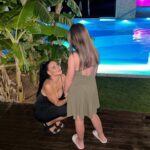 Andrea Pomeje Instagram - KYPR 🇨🇾 nebudu mluvit o zemi, protože trávíme veškerý čas v resortu, ale přesně tak jsme to chtěli! 🧘🏻‍♀️ Nebudu lhát, první dva dny jsme si říkali jestli to zvládneme jen odpočívat! 🫣 Jsme zvykli na takovou tu volnost a neustálou akci.. 🛵 ALE MÁ TO SAKRA NĚCO DO SEBE! 🙏🏼 Jsem rada, že jsem dala na doporučení @ckbluestyle, protože @concordeluxury je takový “SVĚT ve SVĚTĚ”… svět, kde je přehršle jídla, pití a pohody! ☀️ Neumím vypnout, odpočinek u me vždy doprovází myšlenka, že bych měla něco dělat a tady po čtyřech dnech vnímám to neustálé - “ mamiiiii, mamiiii, koukej, koooukeeej, strejdooo, mamiiii!” jako takový “óm” meditační tón! 🧘🏻‍♀️ … a NEBO TO JE VÍNEM! Nevím a je mi to jedno… 😄 PS: Dneska tu těm Turkům trochu úkážu, jak diktujou zábavu český holky, tak držte palce! 😉 🎧 ~ A veškeré info o resortu najdete na stránkách #bluestyle ✈️🌊