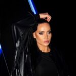 Andrea Pomeje Instagram – …říká se, že mít velké sny je důležité! ✨ Že je to takový pomyslný hnací motor… souhlasím s tím, ALE mám i trochu jinou zkušenost 🫠 

Jsem továrna na sny 🔮 dokážu před spaním vymyslet neskutečný věci a ráno vstát s motivací a euforií to začít plánovat! 📝 

Několik dní mě to drží a věci se hýbou! 🥹 JENŽE.. jako by mi to stačilo a v půlce se zastavím! 🤷🏻‍♀️ Zmizí euforie a zůstane jen tvrdá práce! 🥵 

…přemýšlela jsem, proč to tak mám!? 🧐 Proč jsou tady lidé, kteří jsou schopni věci dotáhnout a co já dělám špatně, když nedokážu udržet záměr!?🧎🏻‍♀️ 

My lidé hledáme neustále cestičky, jak si věci ulehčit… jenže, když si dame nějaký cíl, který chceme splnit a po čase vyprchá nadšení, zapojí se všední dny a vnímáme, že ten SEN přináší i těžkosti, tak my místo abychom po té cestě pokračovali a z těch těžkostí si brali zkušenosti, tak začneme upřednostňovat jiné věci, které tříští pozornost! 🫠 

Sny se neplní jen VYVOLENÝM lidem! 🫰🏽ale tem, kteří dokážou udržet pozornost na té cestě, která není ani trochu snadná! 👏🏼 
 
Skoda, že se disciplína nedá někde koupit 😫 až se k ni dopracuju, zaridim to a dam vám co jste jako já k ni slevovy kód! 😅🤝🙏🏼