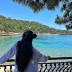 Andrea Pomeje Instagram - …BODRUM 🇹🇷 Intenzivních 7 dni v Turecku a to jsme mimo rezort byli jen jednou 😁 Je to neskutečný, že už vlastně ani nikam nemusíte a všechno je na jednom místě! Několik druhu restauraci, večerní program, zábava pro děti, krámky… oddělenou pláž 16 velmi cením… 😅 Nee, nebyla jsem tam! 🙃 Nejlepší nápad byl půjčit si auto a vyjet se podívat mezi místní.. máme to rádi! 🙇🏻‍♀️ tak se pozná jací lidé v té zemi jsou… Bodrum je nádherný a od hotelu cca 20min. 🏰 Můžete si lodi i zajet na řecký Kos což je taky cca půl hodina! 🏝️ už mate naplánovanou dovolenou na léto? Kde to mate nejradši? ✈️ @ckbluestyle #cestujemesbluestylem