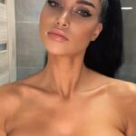 Andrea Pomeje Instagram - 🌿 Řada BOTANICALS od @remington.czsk je naprosto fenooomeeentalni! 🌿 Všechny produkty mají režim BotaniCare, který pomáhá chránit vaše vlasy a to díky jemnému stylingu při nižší teplotě 185 °C! 🌡️ Celá řada je navíc obohacena o výtažky z Aloe vera, jojoby a růže. 🌺 Vlasy jsou vždy po úpravě krásně lesklé… ✨ NYNÍ TU MÁME PRO VÁS SLEVU 20% 🛒🎈 Mrkej na stránky DATART.CZ #remingtonczsk 👑 #spoluprace