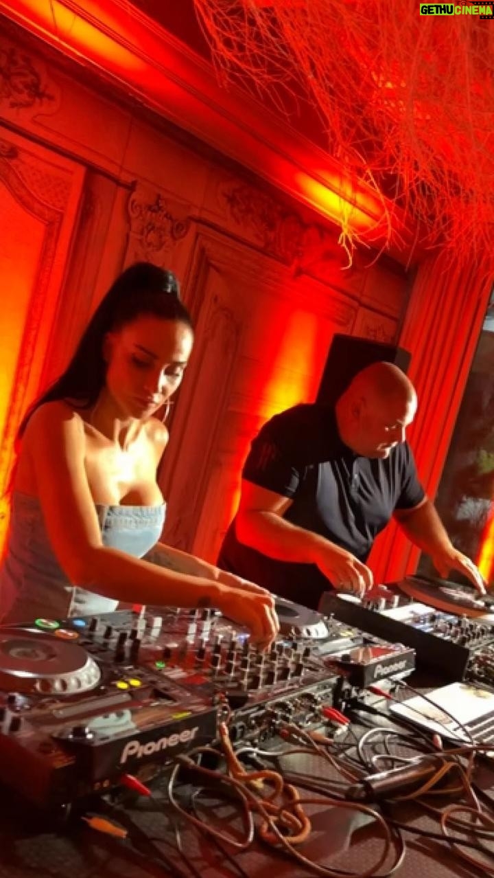 Andrea Pomeje Instagram - …po boku MISTRA @djflux.cz 🙇🏻♀️🫵🏼🎩 TAKOVÝ normální firemní event 😎🤙 BYLO MI CTI! 🫱🏻🫲🏼 #freestyledjing