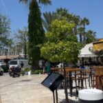 Andrea Pomeje Instagram – …BODRUM 🇹🇷 Intenzivních 7 dni v Turecku a to jsme mimo rezort byli jen jednou 😁 Je to neskutečný, že už vlastně ani nikam nemusíte a všechno je na jednom místě! Několik druhu restauraci, večerní program, zábava pro děti, krámky… oddělenou pláž 16  velmi cením… 😅 Nee, nebyla jsem tam! 🙃 
Nejlepší nápad byl půjčit si auto a vyjet se podívat mezi místní.. máme to rádi! 🙇🏻‍♀️ tak se pozná jací lidé v té zemi jsou… Bodrum je nádherný a od hotelu cca 20min. 🏰 Můžete si lodi i zajet na řecký Kos což je taky cca půl hodina! 🏝️ už mate naplánovanou dovolenou na léto? Kde to mate nejradši? ✈️

@ckbluestyle #cestujemesbluestylem