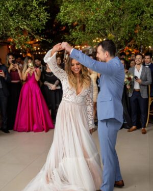 Andrea Quattrocchi Instagram - 9 años juntos y estoy emocionada por todo lo que nos espera aún🥹 Fotos de hace 5 años, uno de los mejores días de la vida ♥️ Te amo @dariolopez13