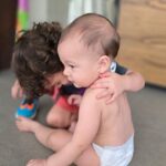 Andrea Quattrocchi Instagram - 6 impresindibles de seguridad👷‍♂️⛑️ cuando tenemos peques en casa🚸🧒🏽👶🏼 ¿Que les parece? ¿Falto algo? ¿Con algo exagere? Les leo 🤓 Siempre con @huggiespy que mr acompaña desde el vamos en este mundo caoticamente hermoso de la crianza♥️