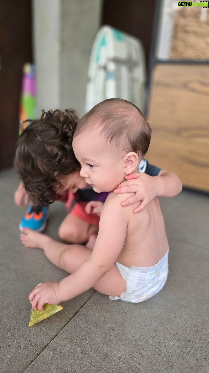 Andrea Quattrocchi Instagram - 6 impresindibles de seguridad👷♂️⛑️ cuando tenemos peques en casa🚸🧒🏽👶🏼 ¿Que les parece? ¿Falto algo? ¿Con algo exagere? Les leo 🤓 Siempre con @huggiespy que mr acompaña desde el vamos en este mundo caoticamente hermoso de la crianza♥️