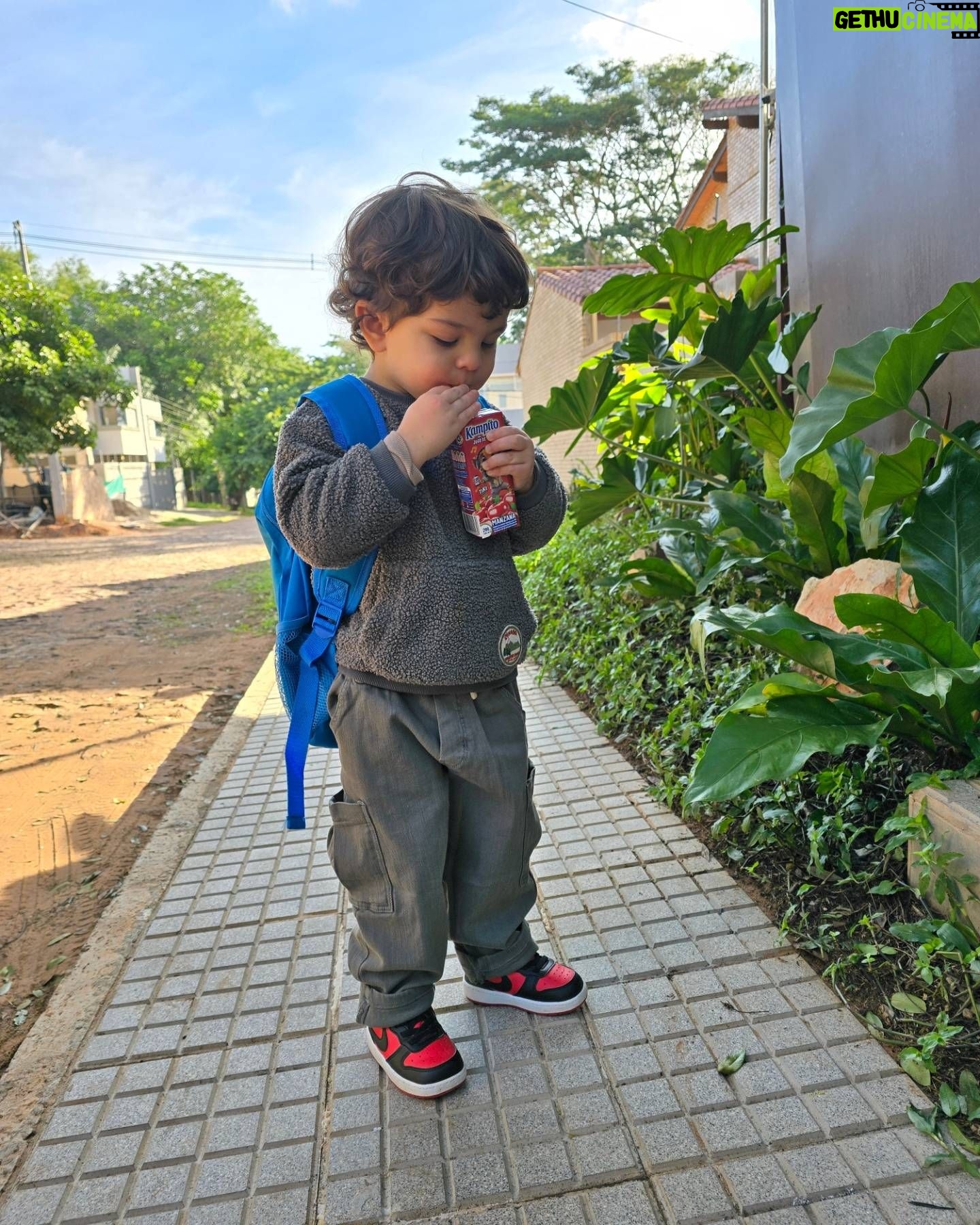 Andrea Quattrocchi Instagram - Bruno esperando para ir a lo de su abuela aprovechando que salio el🌞♥️ y secuencia exacta de cuando descubrio lo que llevaba para acompañar su meriendita y tomó ahi mismo🤣😅 @kampito.py